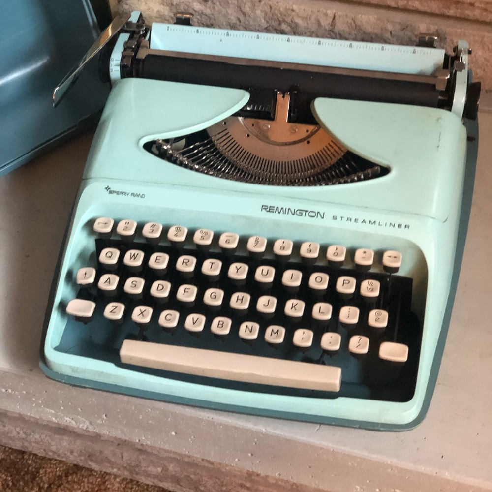 Remington Streamliner Typewriter in Mint Green - Picture 2 of 6